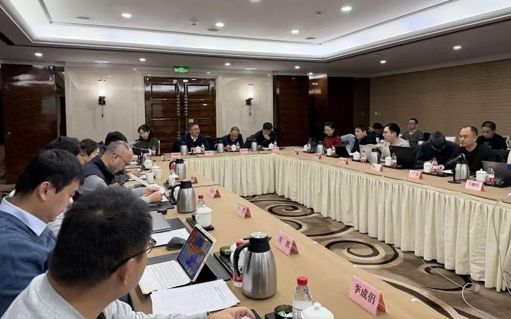 能源行业电动汽车充电设施标准化技术委员会换电设施标准工作组2025年会暨四项国家标准宣贯会在京顺利召开